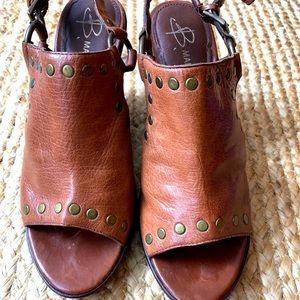 BROWN LEATHER WEDGES